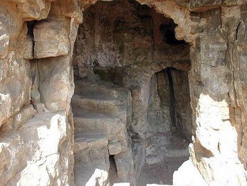 In den Fels gehauene Räume und Treppe der Einsiedelei