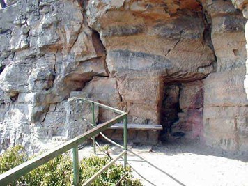 Gewaltige Felsen am Eingang der Einsiedelei mit Geländer