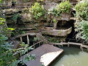 Der Felsenweiher mit Holzsteg, Treppen und Umgängen in der Felswand