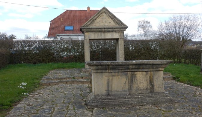 Rekonstruktion des römischen Weihedenkmals im Messeweg in Ernzen: Altar mit Inschrift und Baldachin